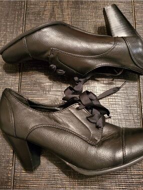 Kelly & Katy Classic Black Women's Lace-Up Heeled Oxfords